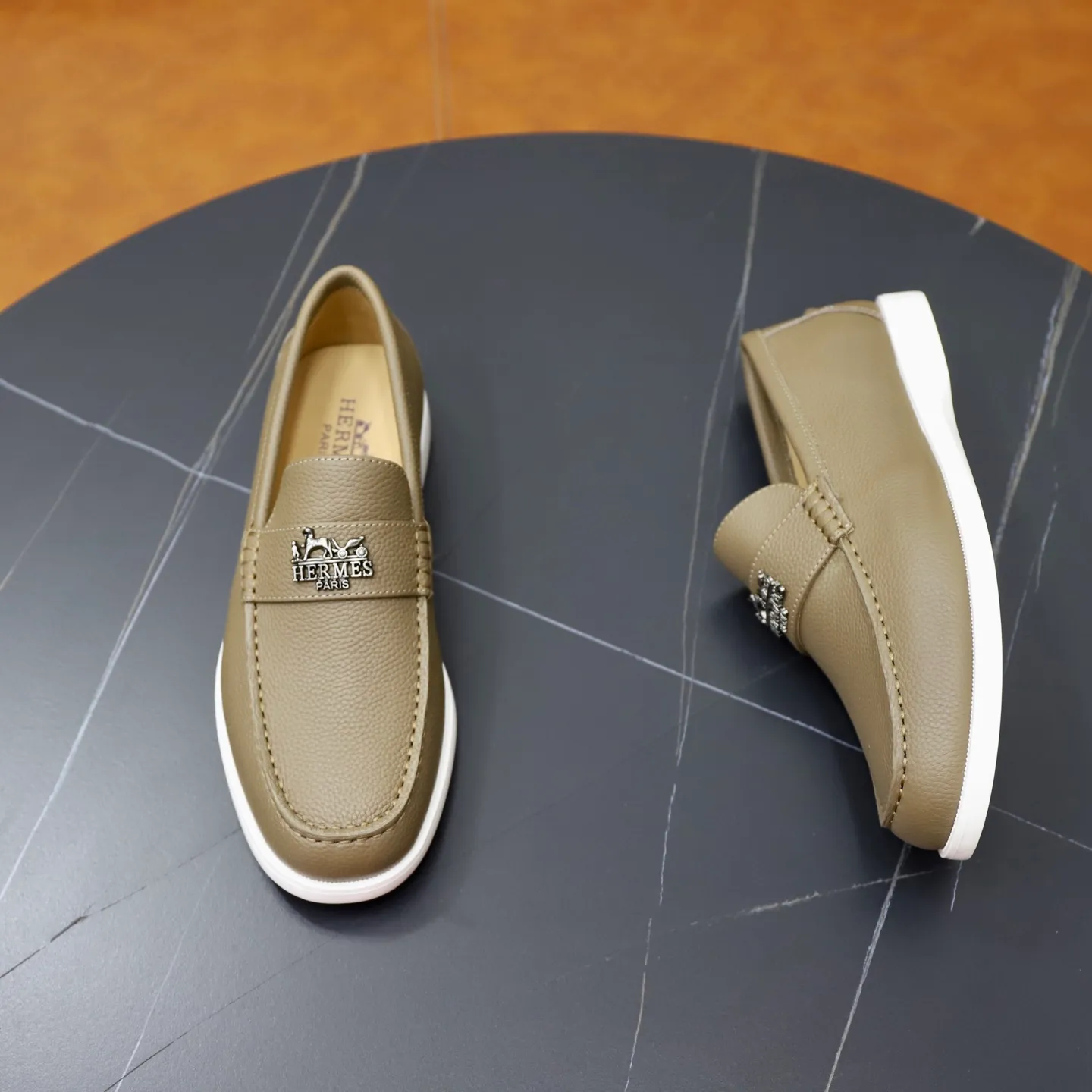 Ex-factory price: 560💰Hermès/Hermès slip-on men's shoes. This shoe is made of imported pebbled cowhide. It has simple and smooth lines and is combined with aerodynamically designed 3CM rubber foam ultra-light soles! Youthful and fashionable, classic H-shaped hardware buckle decoration, calf lining gently wraps the feet, with logo cowhide feet, casual and urban style, highlighting youthful vitality, sports and leisure version, super versatile, code number: 38-39-40-41-42-43-44 standard leather shoe size (45 can be customized but does not support returns)